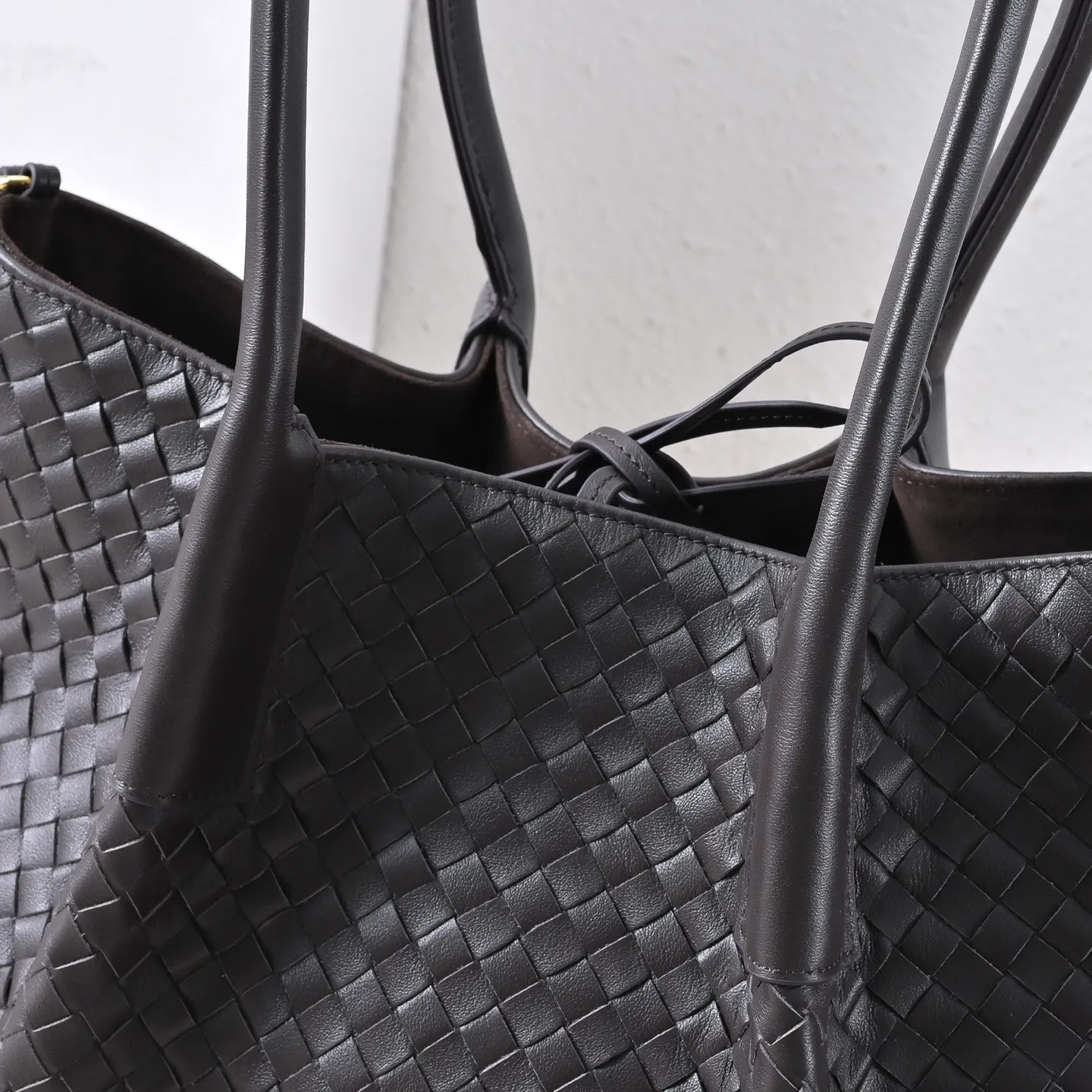 Batch 1860 Bv 2025 early spring series Pinacoteca medium tote handbag. The front is made of classic Intreccia woven cow leather. It is low-key and luxurious. The flip side is made of warm suede. It instantly switches to a lazy and casual style. It has a large interior capacity. It is no pressure to carry a computer for commuting. It is also thoughtfully matched with a small detachable bag. It is full of security. The woven texture is so delicate that you can't put it down. The highlight is that it is super versatile. Come and get your new bag😝 Model: 4371 Size: 34*20*14cm